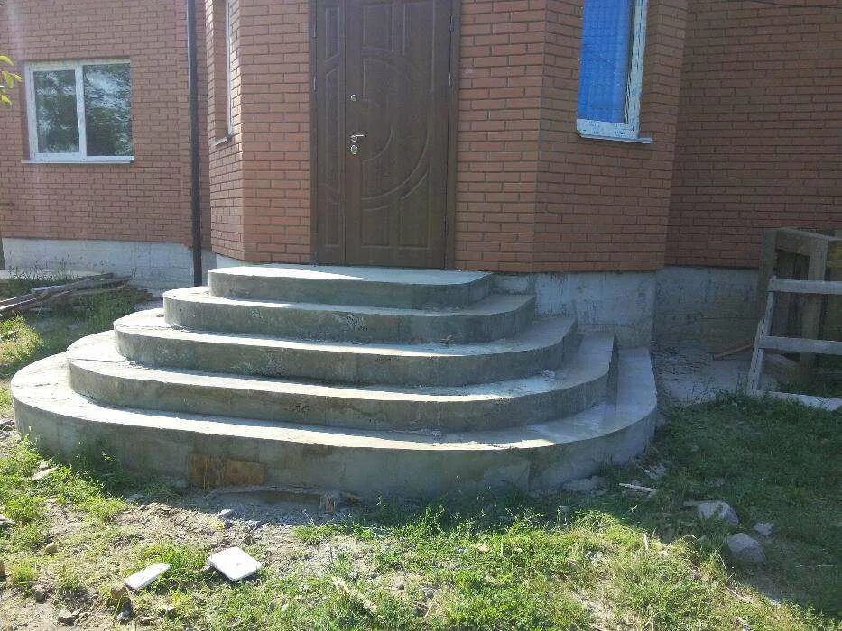 Крыльцо дома из бетона. Круглые ступеньки. Ступеньки из бетона. Входные ступеньки. Полукруглое бетонное крыльцо.