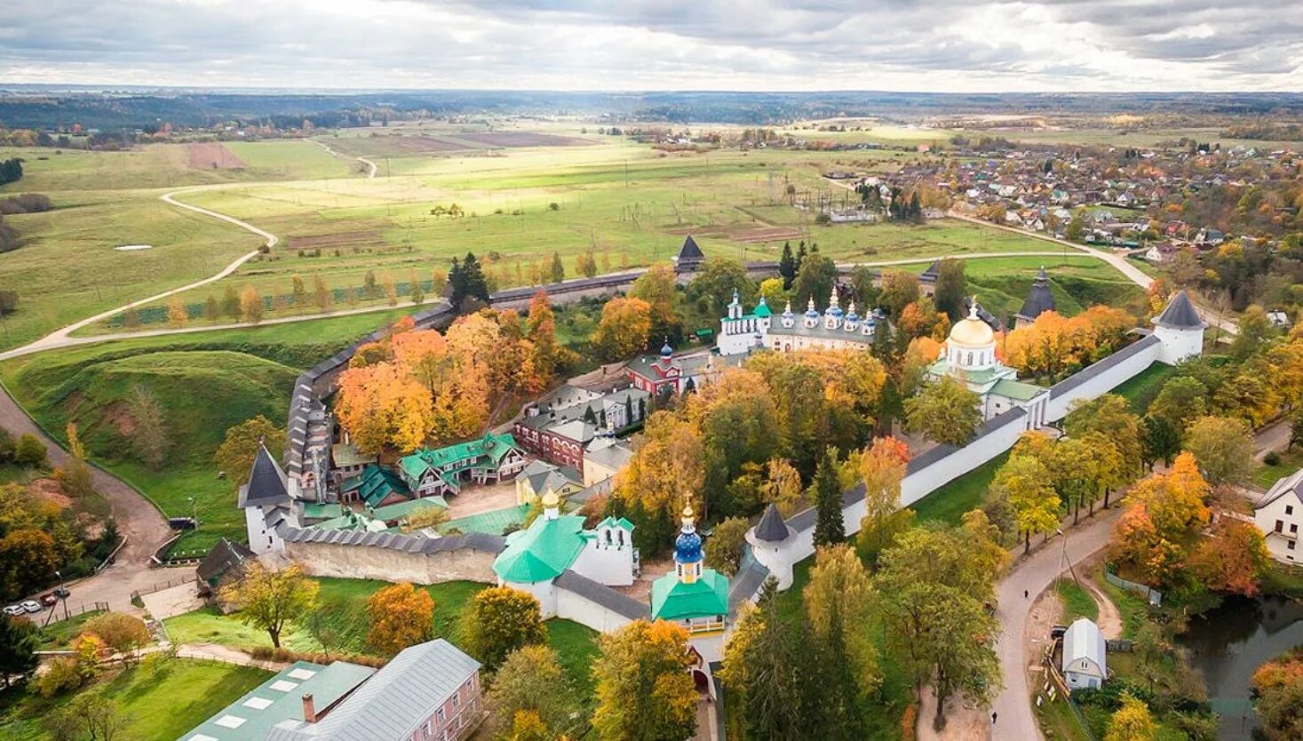 Монастыри псковской области фото. Псков Псково-Печерский монастырь. Печоры Псково Печерский монастырь. Свято-Успенский Псково-Печерский монастырь сверху. Успенский Псково-Печерский мужской монастырь.