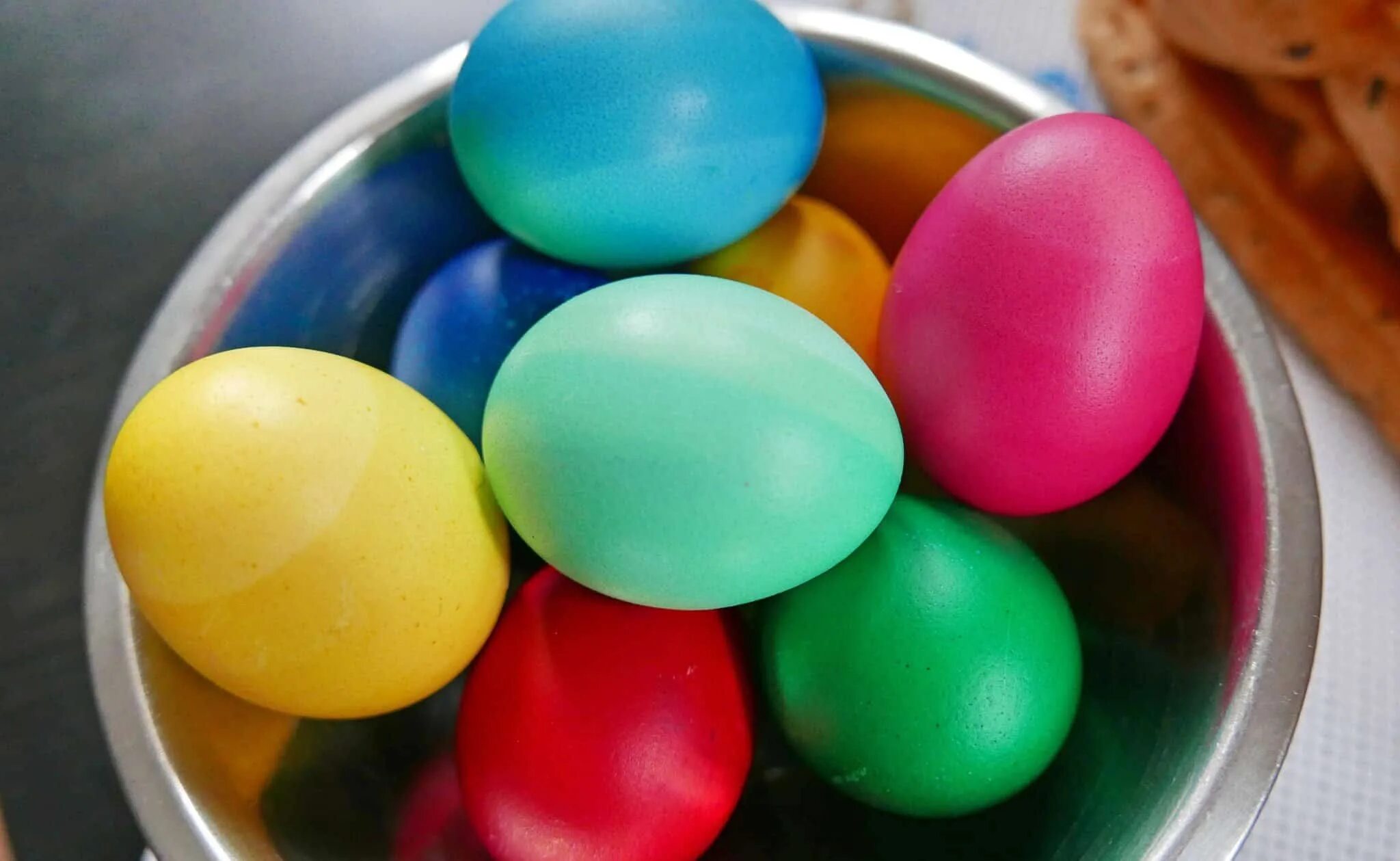 Как красить яйца пищевым красителем. Крашенки пасхальные яйца. Пасхальное яйцо крапанка. Разноцветные яйца. Окрашивание яиц на Пасху.