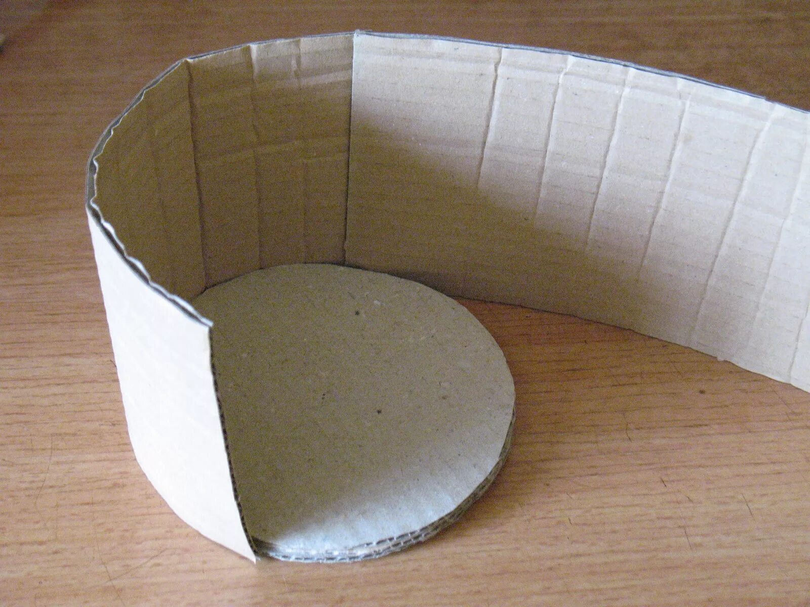 корзиночка из картона. корзинка из картона своими руками. корзина из картона круглая. корзинка из гофрокартона. корзина из картона своими руками.