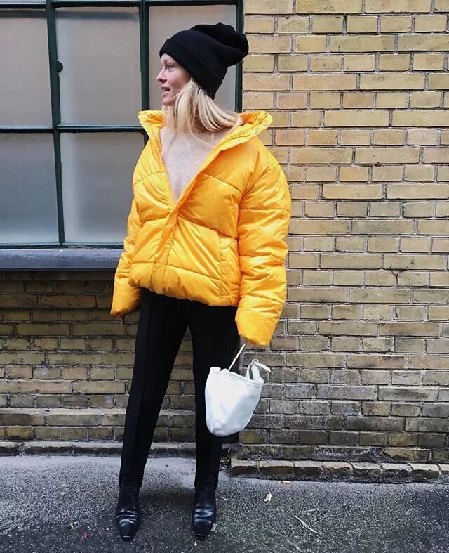 Шапка к желтой куртке. Шарф серый с желтым. Желтое пальто. Синяя куртка с желтой шапкой. Желтый пуховик.