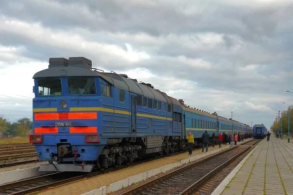 Пенза владиславовка поезд. Тепловоз 2тэ116г. 2тэ116ум тепловоз. 2тэ116 Крым. 2тэ116 388.