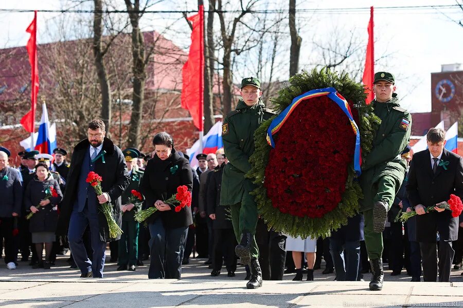 19 мая откроют. Возложение 9 мая бэлць бельцы. традиции 9 мая. возложение цветов к памятнику 9 мая. цветы на возложение 9 мая.