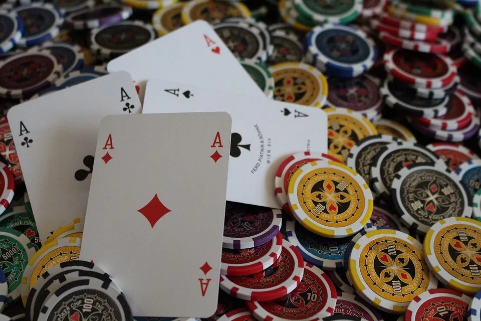 Карточная игра на деньги в россии. Покер. Фишки для азартных игр. Казино Покер. Покер картинки.