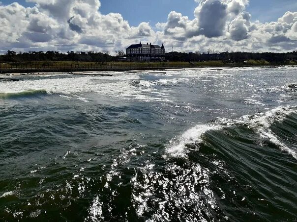 Пионерский Калининградская область море. Янтарь в Пионерском Калининградской области. Пионерский Калининград пляж. Шторм в Калининградской области Пионерский сегодня. Прогноз погоды в пионерском калининградской