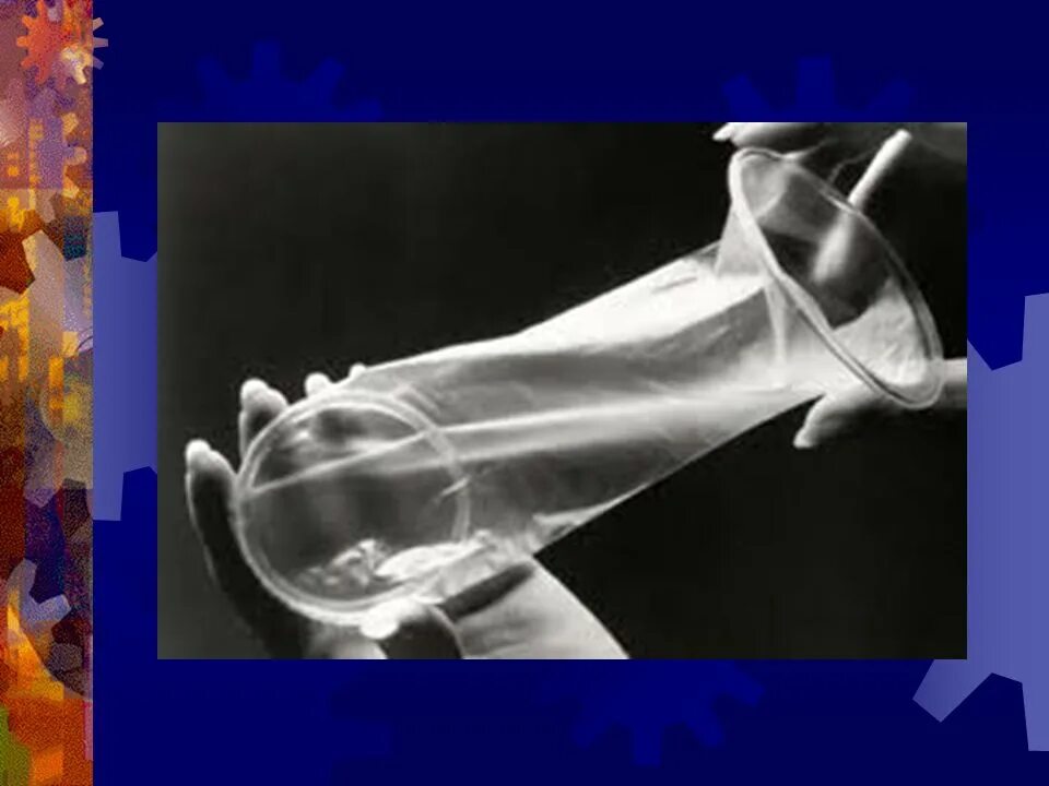 Презик для девочек на девочке. Девушка с презервативом в руке. Презерватив с водой в руках. Девочка с презиком в руках. Девушка с презервативом в руке.