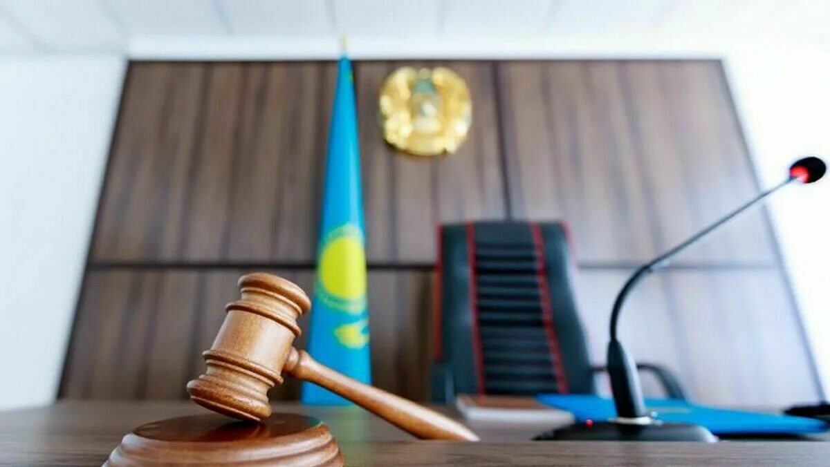 Казахстан слушание дела. Вынесение приговора. молоток судьи. судьи казахстана.