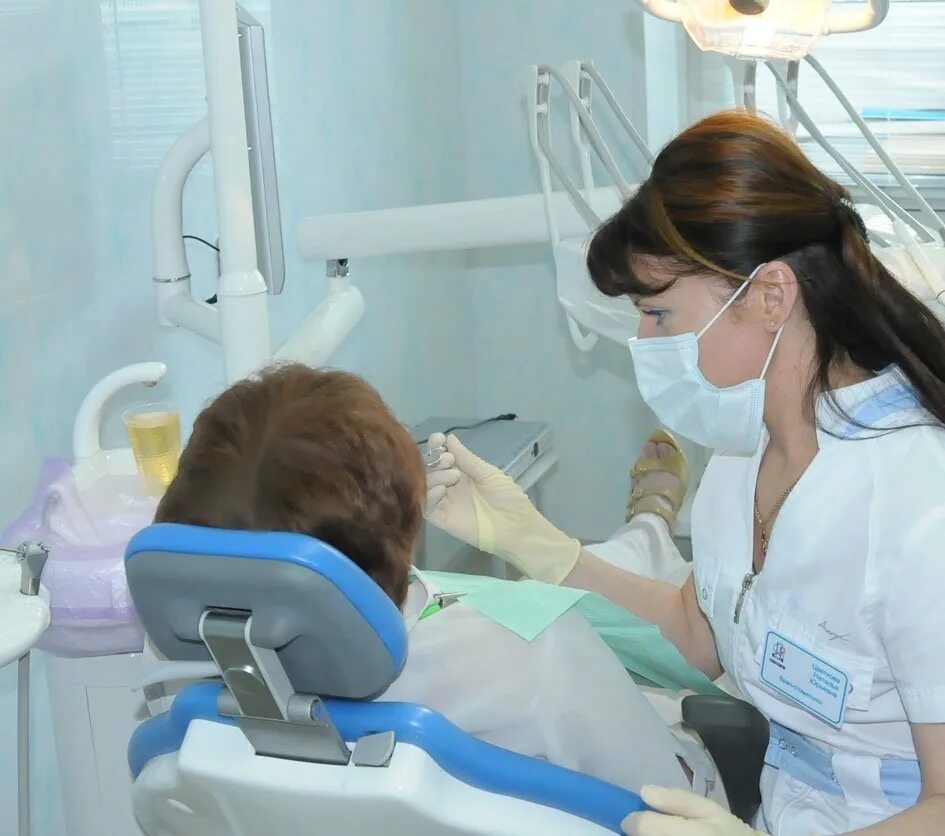 Зубной сегодня. Больница стоматолог. Стоматолог поликлиника. Врач стоматолог в больнице.