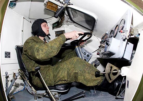 Сидение танка т-26. Действия механика водителя. Кабина механика водителя танка т-80. Бтр 80 при одолении водной преграды. Приборы наблюдения бтр 80.