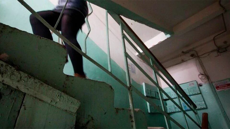 Студентку в подъезде. Девушка в подъезде. девочка-школьница в подъезде. подъездные девочки. девушка в подъезде дома.