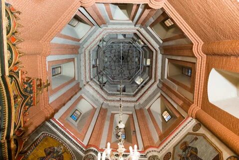 Круглое возвышение в центре храма на котором