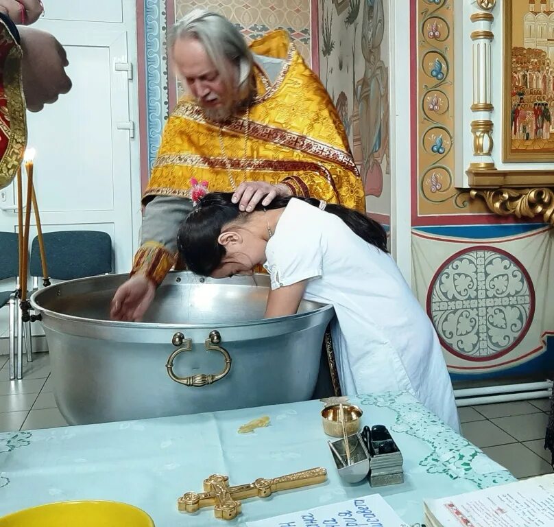 Таинство крещения в церкви. Купель для крещения взрослых. Крещение взрослых детей. Таинство крещения взрослого. Крещение взрослых в храме.