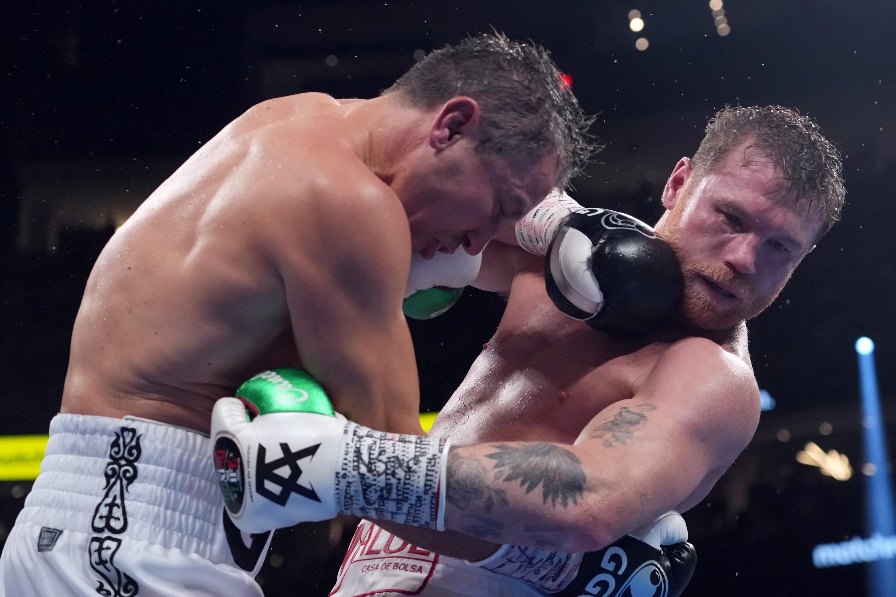 Лучшие бои головкина. Головкин сабуров. Бокс геннадий головкин обои. Мир кевина. Канело головкин.