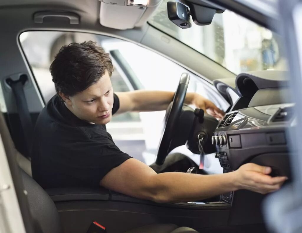 Сколько можно ездить на машине после покупки. Glove compartment in car. Владелец авто. Езда на машине без хозяина. Езда без страховки 2023.