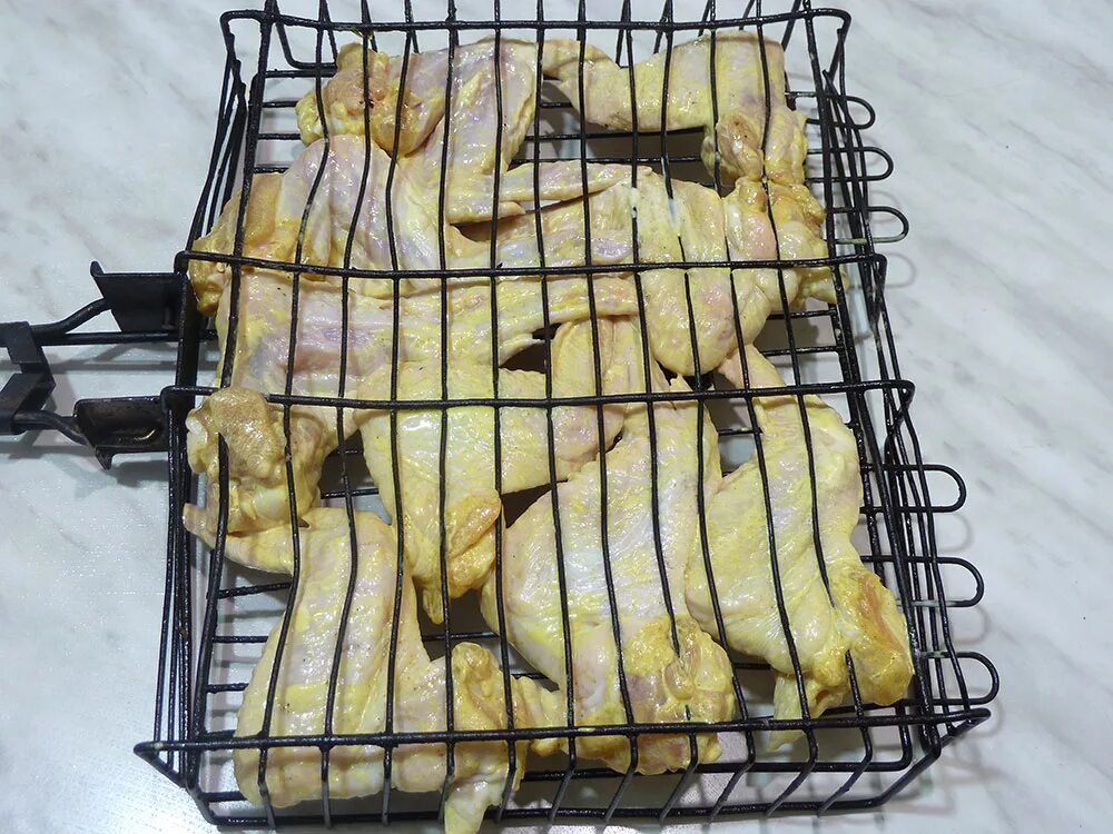 Куриные крылышке на решетке. Решетка для приготовления курицы. крылышки на решетке на мангале. куриные крылышки на решетке.