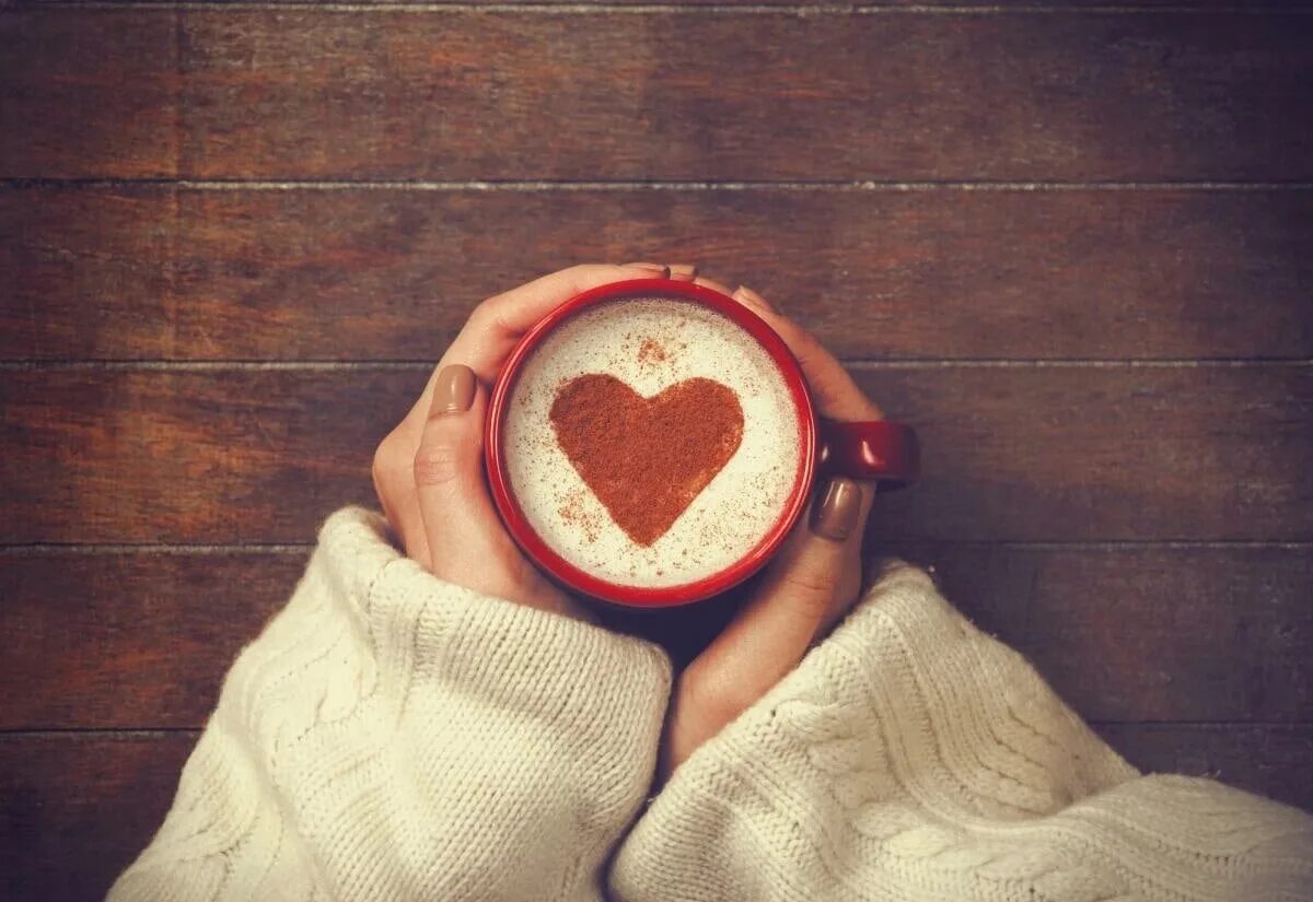 Утро ладонь. Чашка кофе в руках. Чашка кофе с сердцем. Кофе с сердечком. Кофе с сердечком в руках.