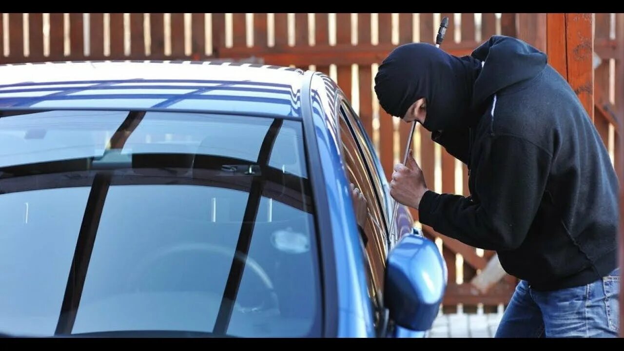 Авто в угоне база. Кража машины. Угонщик авто. Защита автомобиля. Угон автомобиля.