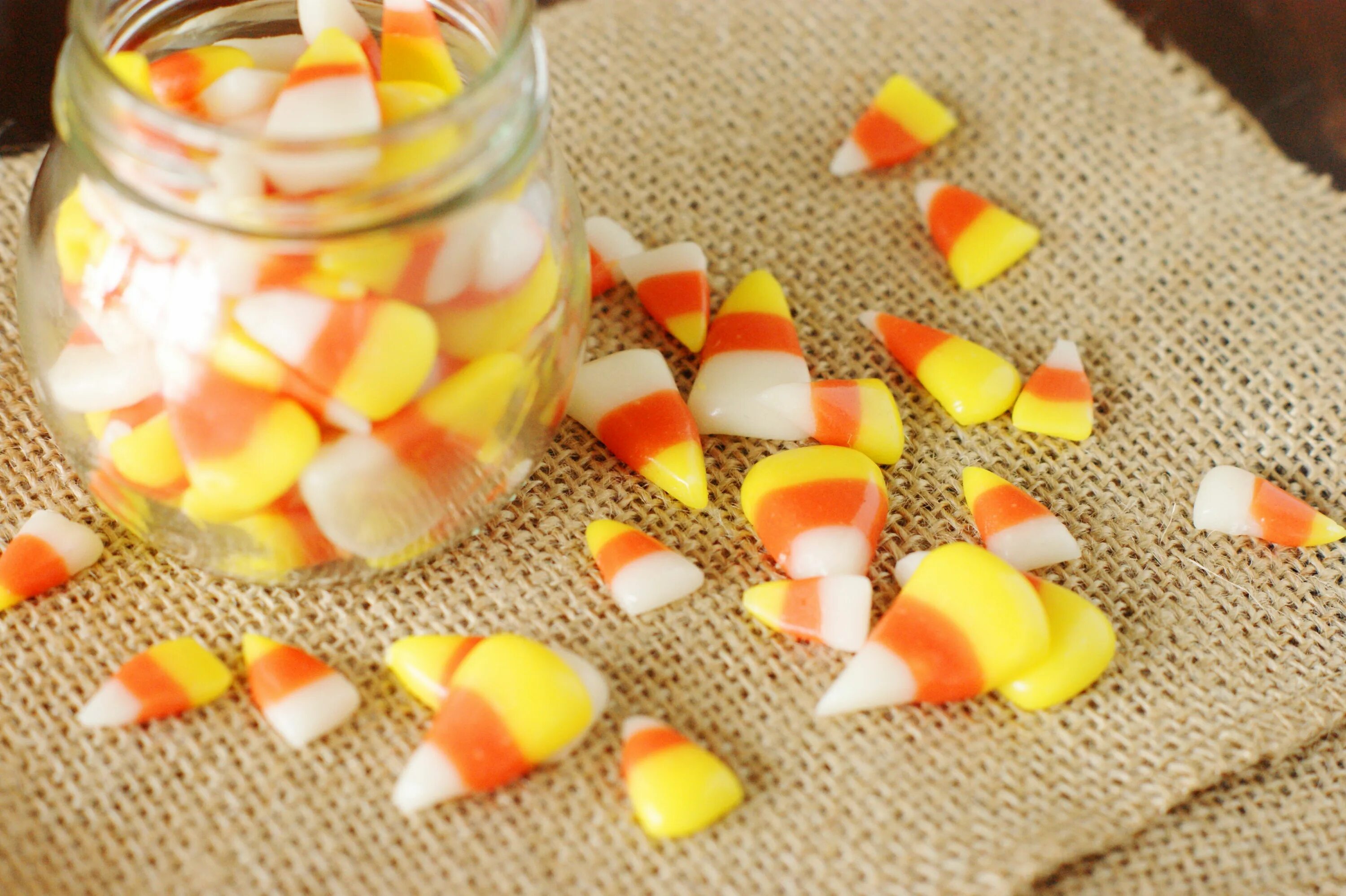 Candy corn. Конфеты Кэнди Корн. Candy Corn Хэллоуин. Сладкая кукуруза Хэллоуин. Трехцветная конфета.