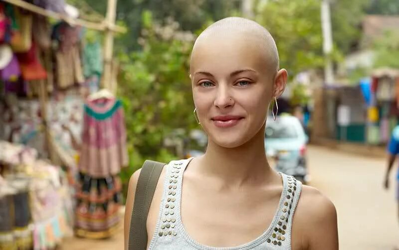 Лысая марина вовченко. Энн хэтэуэй лысая. Илинаанатолевна лысая. Эшли роуз лысая. Красивые лысые дети.