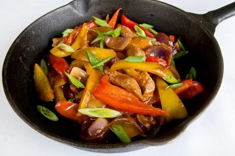 Мясная сковорода с овощами