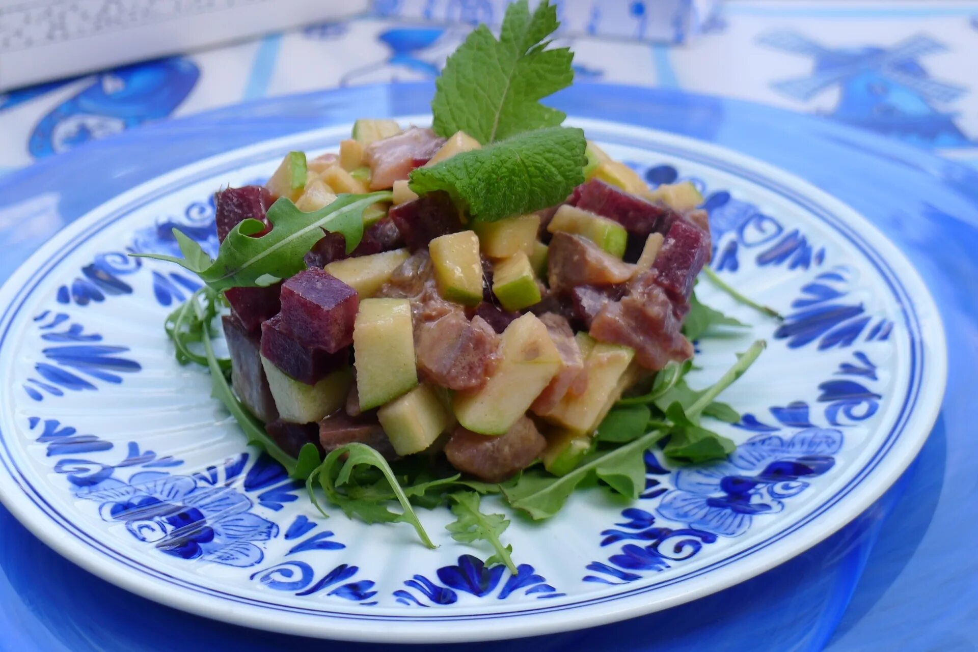 Салат с селёдкой и яблоком. Салат с селёдкой и картофелем. Салат с сельдью и картофелем. Салат картофельный с сельдью. Салаты с селедкой соленой и картофелем