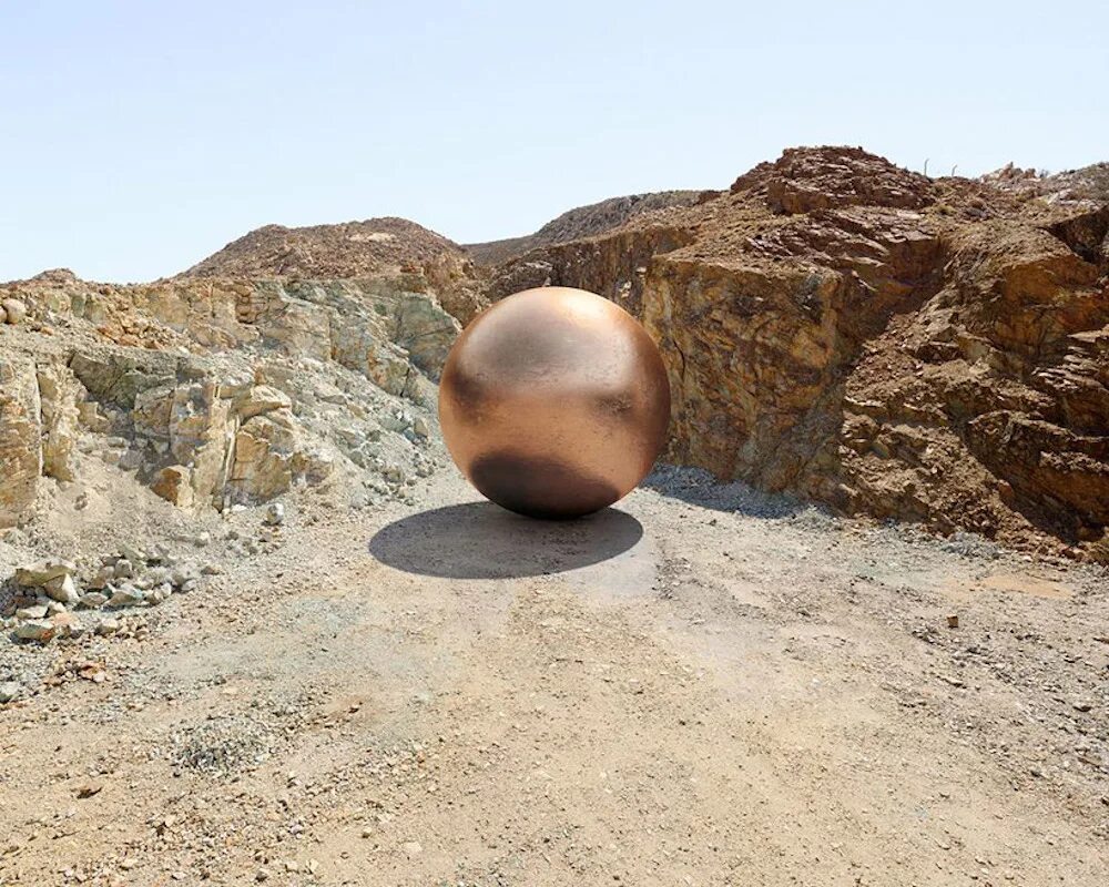 Медный шар в воздухе весит 1.96. Медный шар. Металлический медный шар. Африка металлические шары. Металлический шарик каменный.