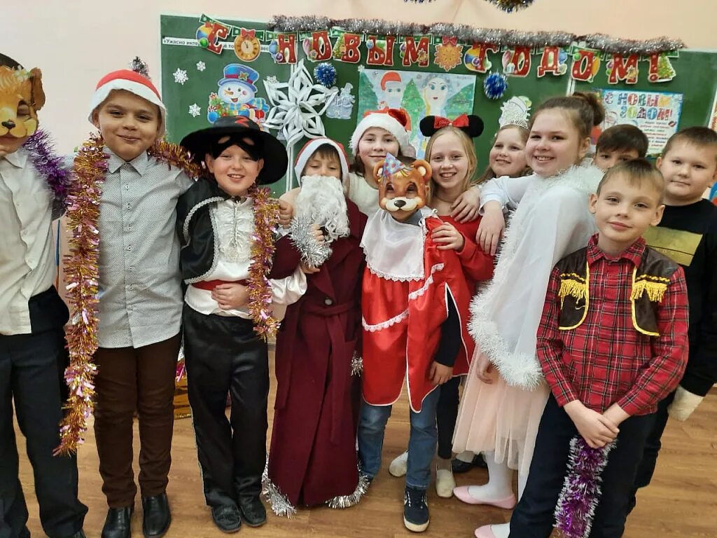 Утренник в школе новый год. Игры для новогоднего праздника в начальной школе. Новогодние мероприятия в школе. Праздник новый год в садике. Новый год в школе.
