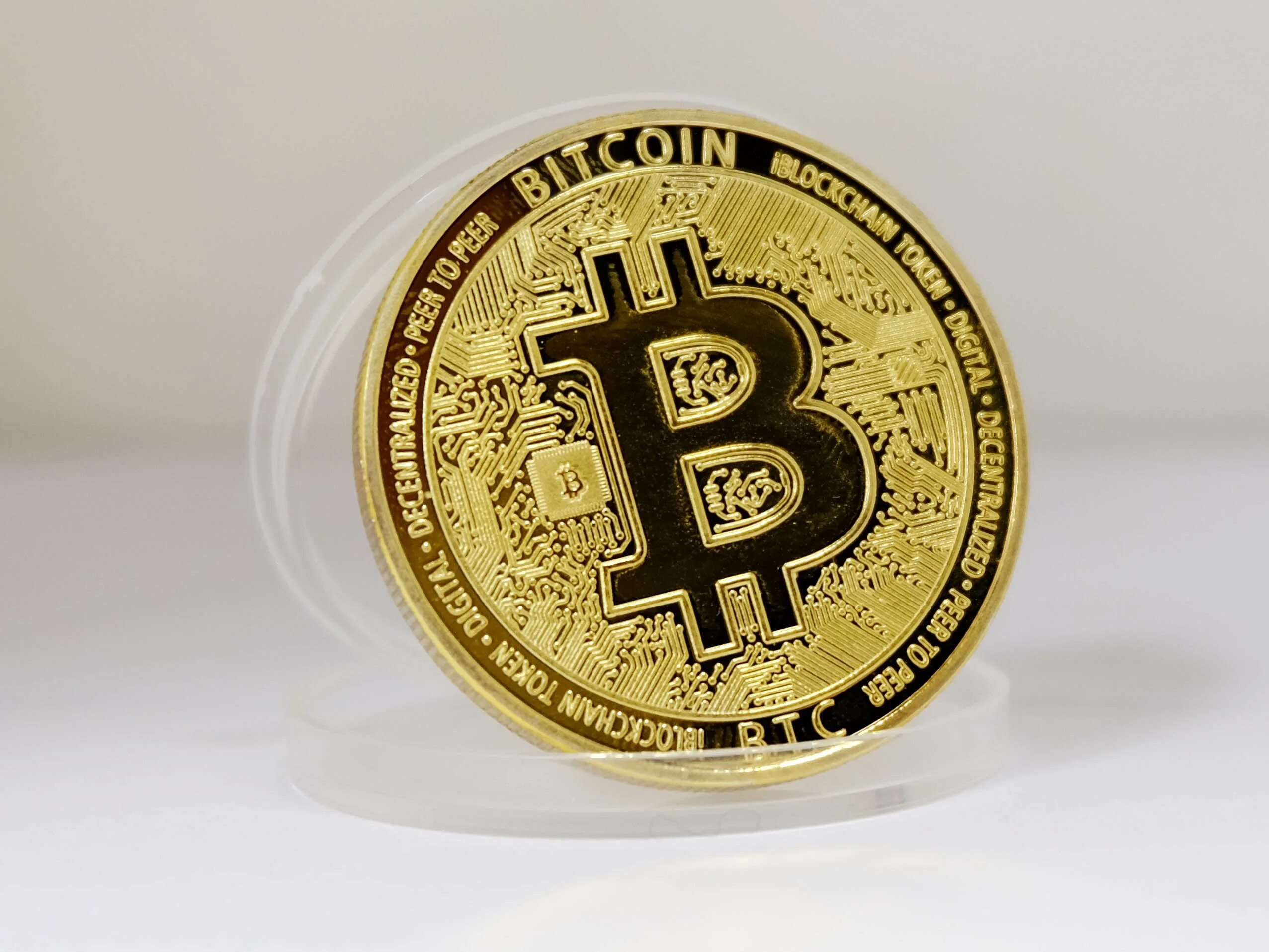 монета btc биткоин подделка. биткоин монета настоящая. настоящий биткоин. Btc coin монета. существует ли биткоин.