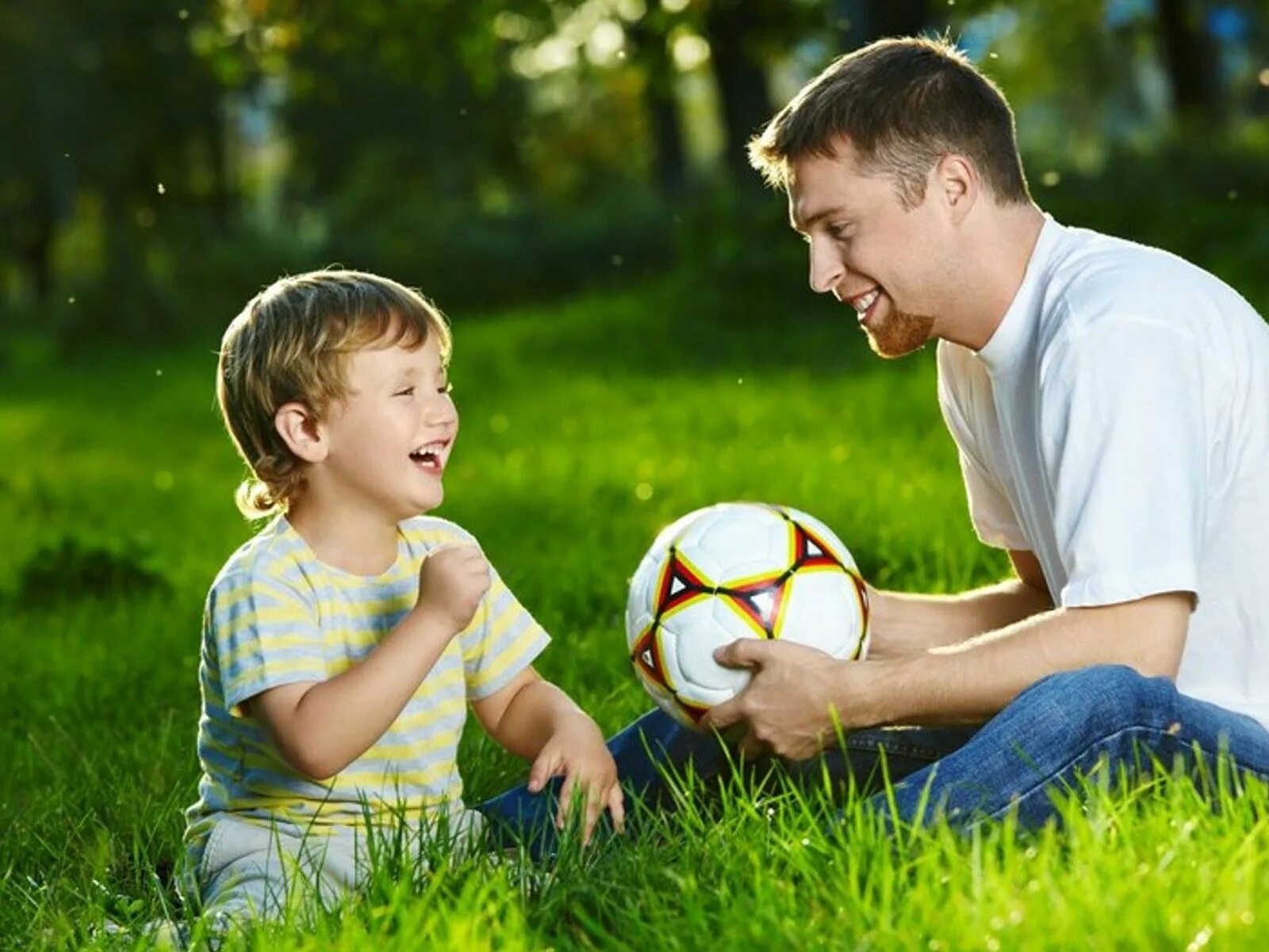 Детям о папе. Маленькие играющие дети с родителями. Отцы и дети. Папа с сыном играют в футбол. Детям о папе.