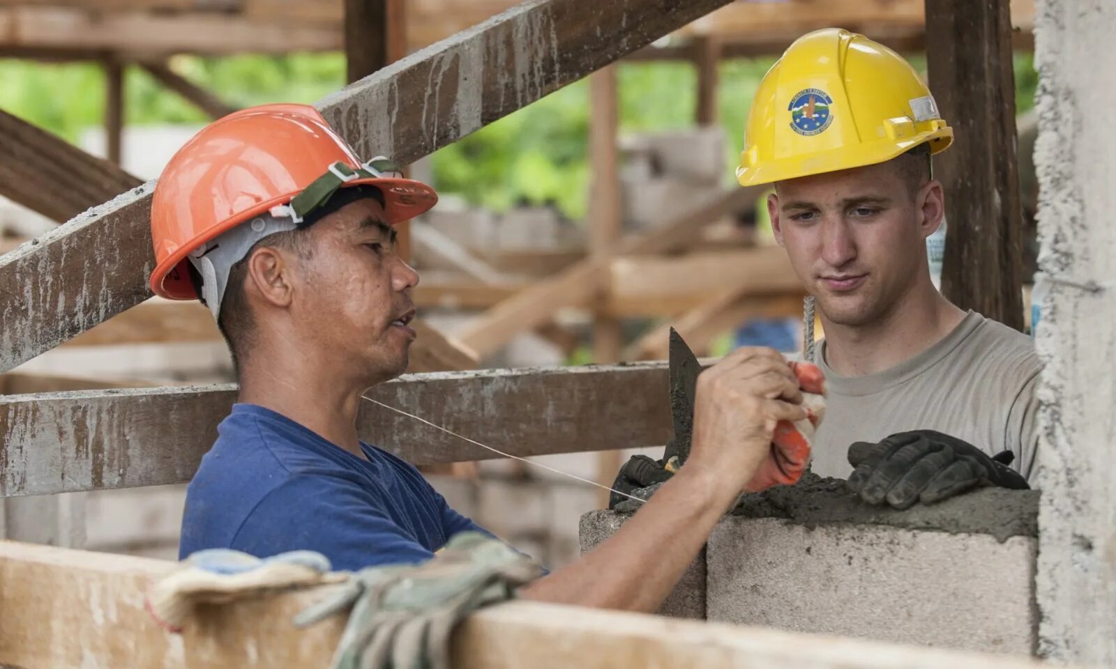 Строительные работы. Рукопожатие строителей. Оплата труда в строительстве. Строитель кладка. Монтажник.
