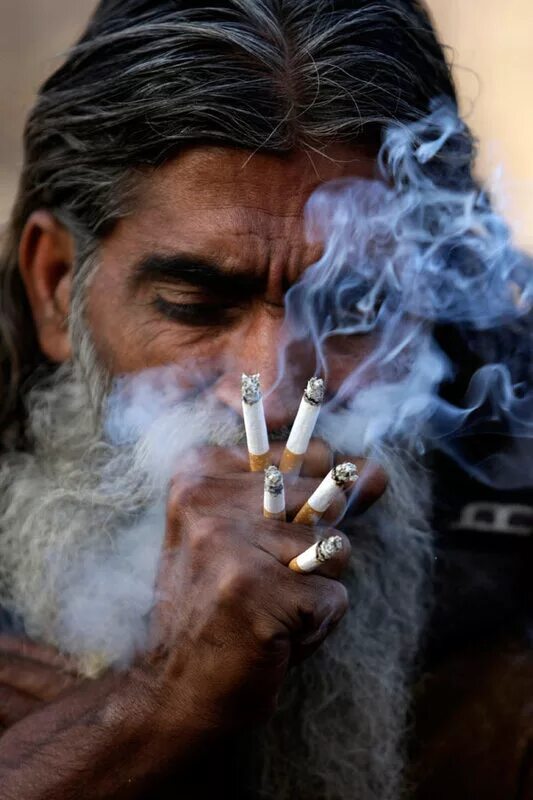 курение. курение. человек и табачный дым. отвратительные курящие. курильщик.