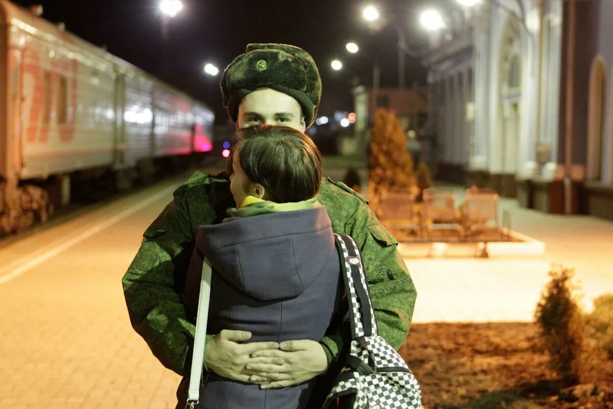 Проводы в армию. Проводы в армию на вокзале. Провожают в армию. Солдаты на вокзале.