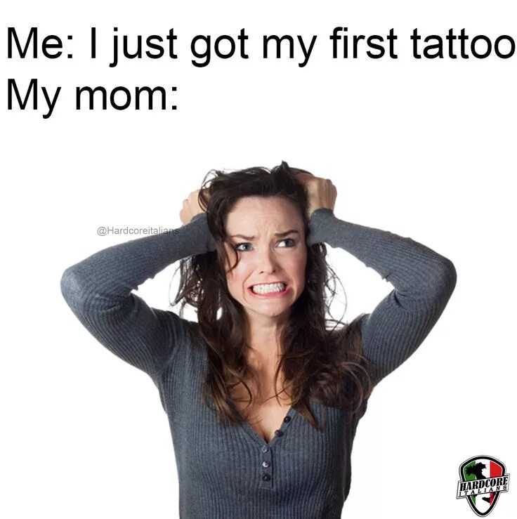 Картинки на телефон для женщин. Женщина с телефоном. Жест поднятые брови. She on. Девушка смотрит телевизор.