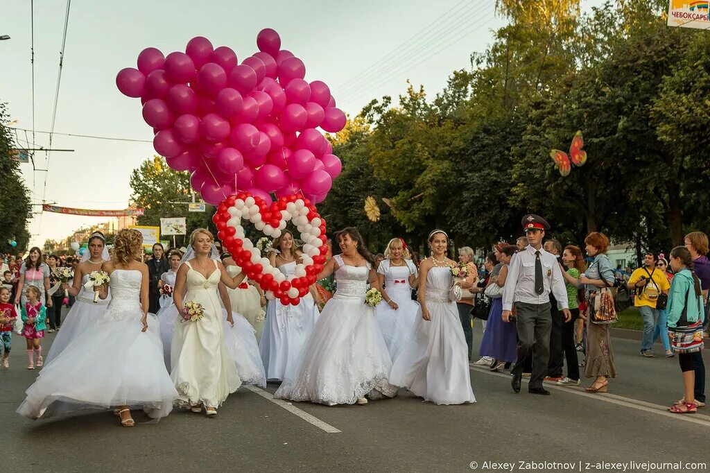 Дефиле чебоксары. Свадьбы в день города. день города 2013 чебоксары. праздничное шествие новобрачных на день города. чебоксары свадьбы за городом.