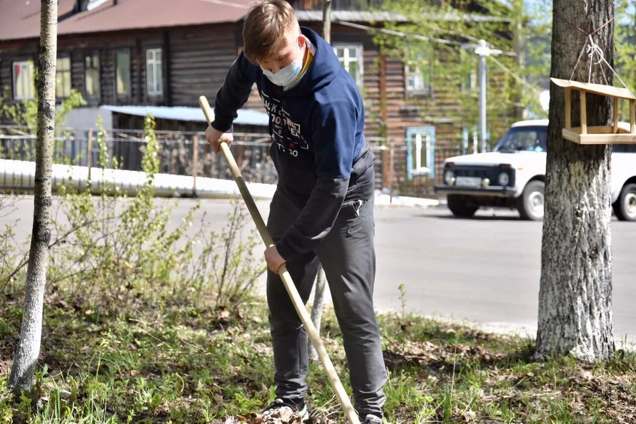 Субботник по уборке территории. Уборка территории. уборка участка. расчистка участка. субботник молодежь.