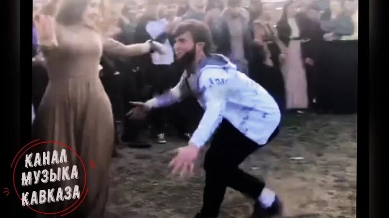 Чеченцы танцуют лезгинку. Красивая чеченка танцует на свадьбе. Чеченские девушки танцуют лезгинку. Чеченки зажигают. Танцевать песню лезгинка