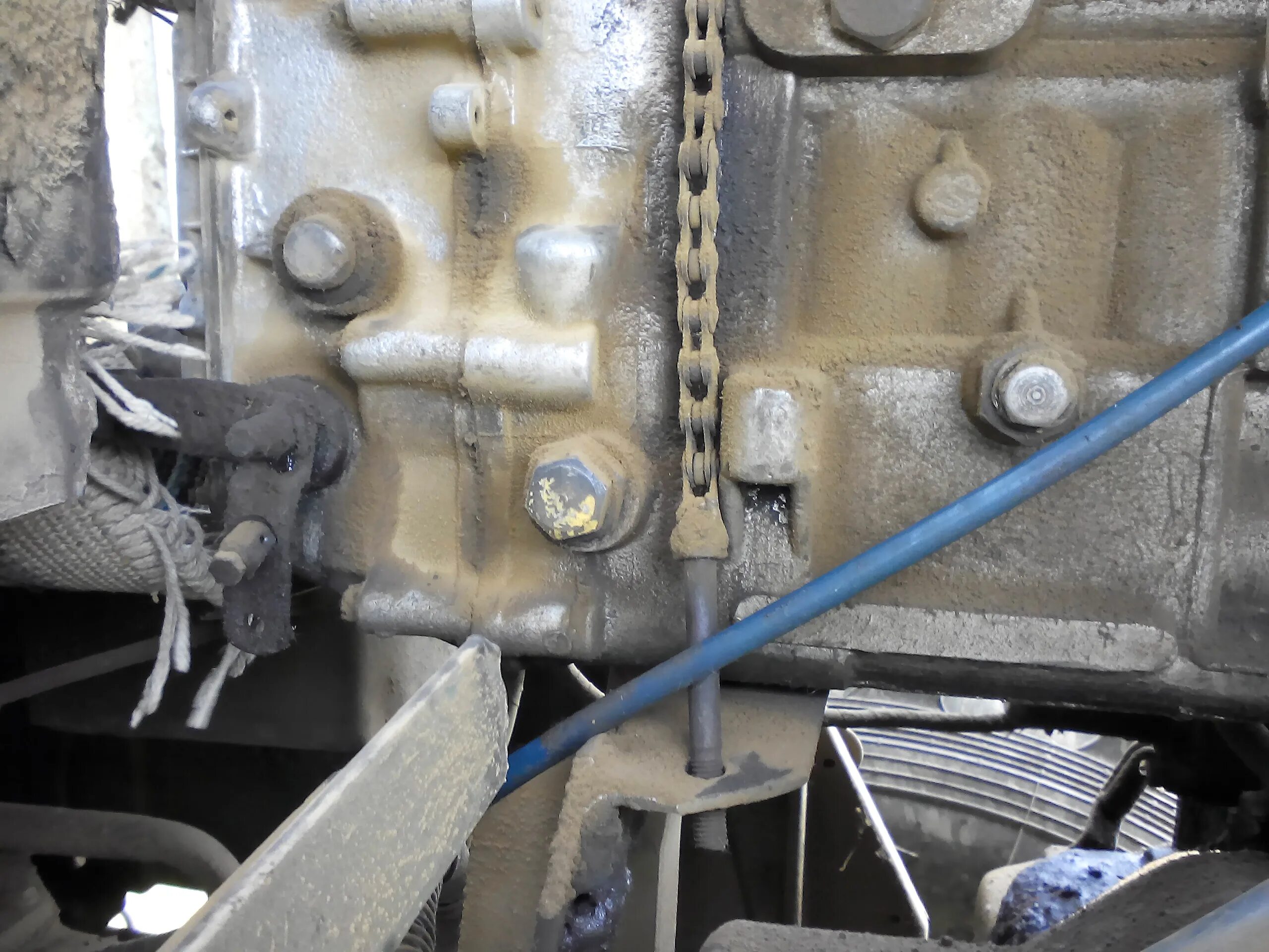 Подтёки масла внизу двигателя камаз. Турбина подтекает масло. Течь масла из под головки блока цилиндров. Заглушка сапуна ямз 238. Сливные отверстия развала блока ямз 238.