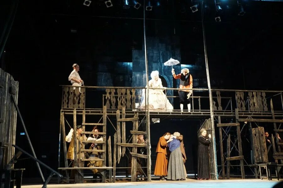 две связанные пьесы