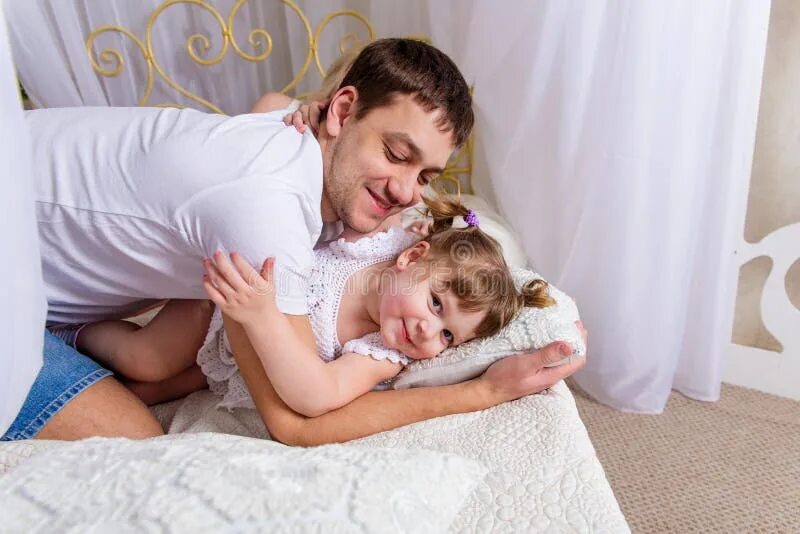 Real daddy daughter. Фотосессия в постели папа. Девочка с папой в постели. Папа и дочка на кроватт. Фотосессия папы с дочкой на диване.