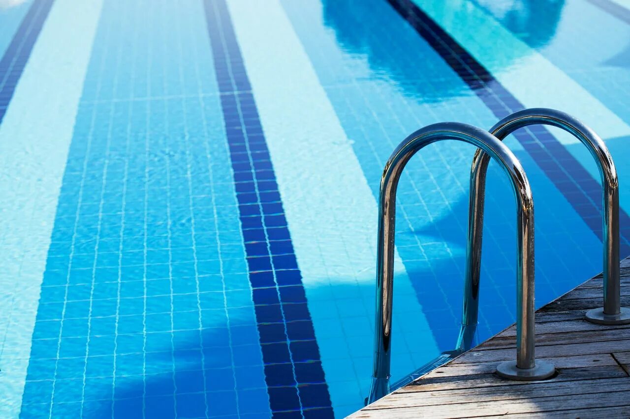 Чистый бассейн. Бассейн отделанный мозаикой,. Бассейн синего цвета. Лайнер aquaviva blue бассейн. Бассейн с черным дном.