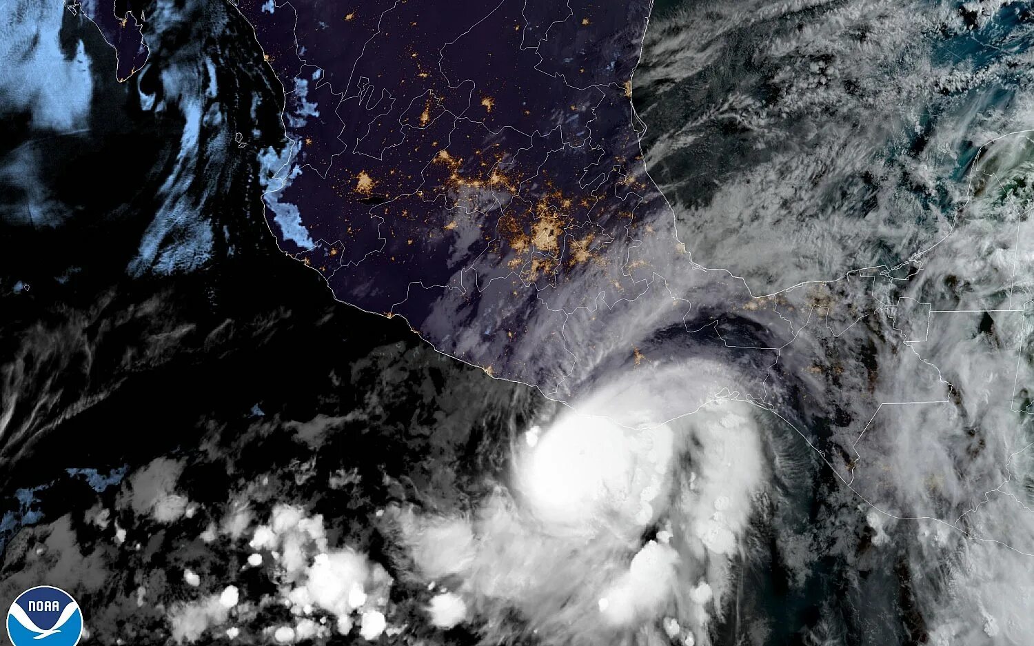 сильный ураганный ветер. сильный ураганный ветер. сильный ветер буря. сильный ураганный ветер. сильный ветер ураган.