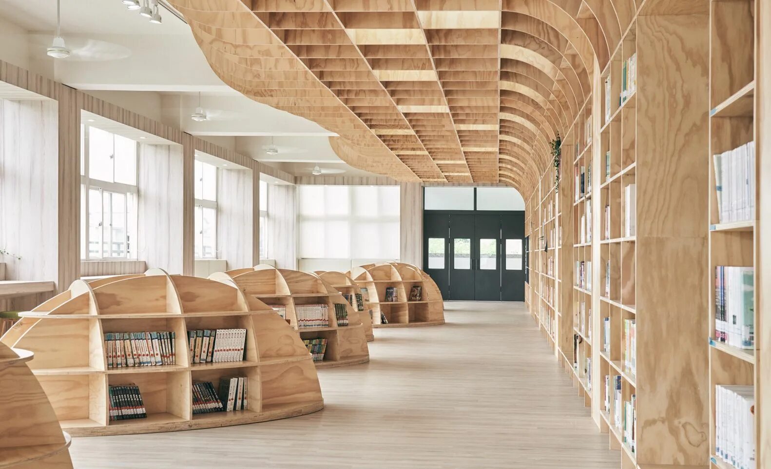 School library. Интерьер школьной библиотеки. Современное библиотечное пространство. Современное пространство в библиотеке. Дизайн пространства школы.