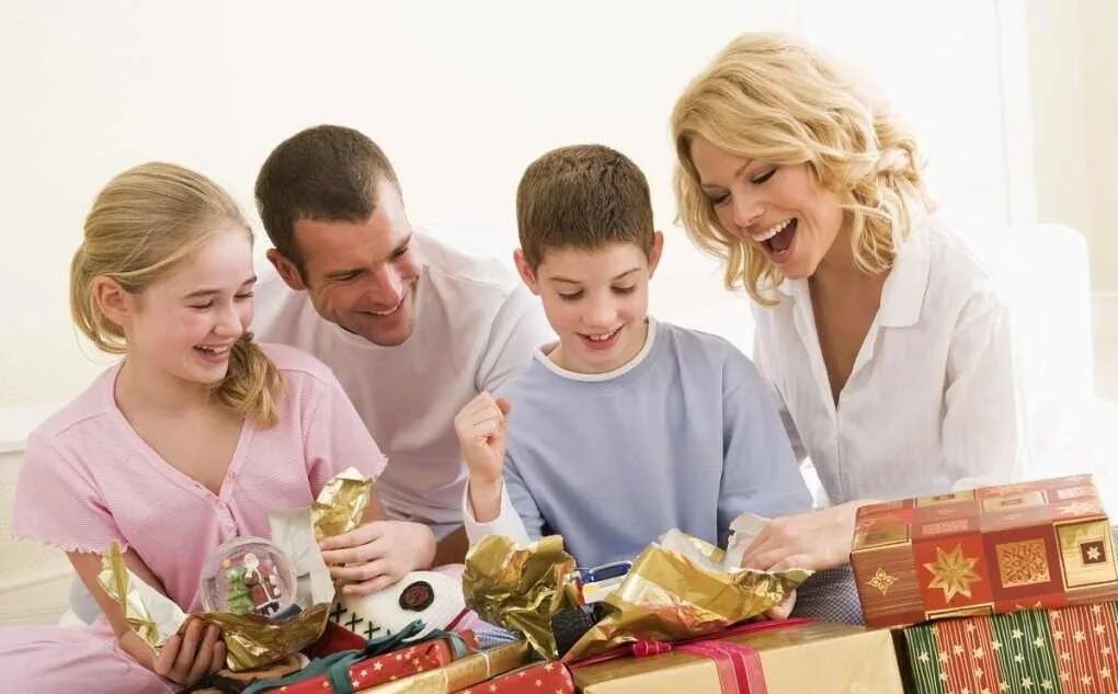 Подарки для детей. Ребенок дарит подарок. Подарок для семьи. Семейные праздники.