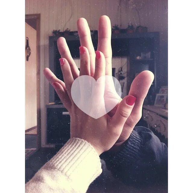 Что означает сердечко из рук. Девушка на ладошке у парня. сердце из рук парня и девушки. сохраненки сердце в руке.