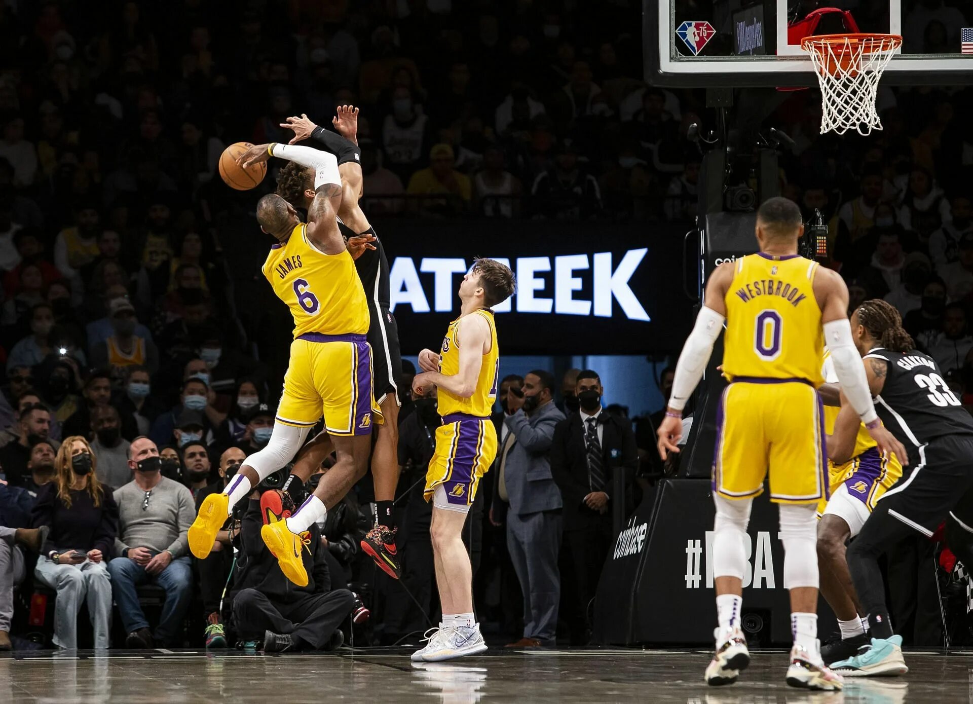 La lakers. Лос-Анджелес Лейкерс. Форма Лос Анджелес Лейкерс 2023. Лос‑Андж... Лейкерс. Площадка Лос Анджелес Лейкерс.