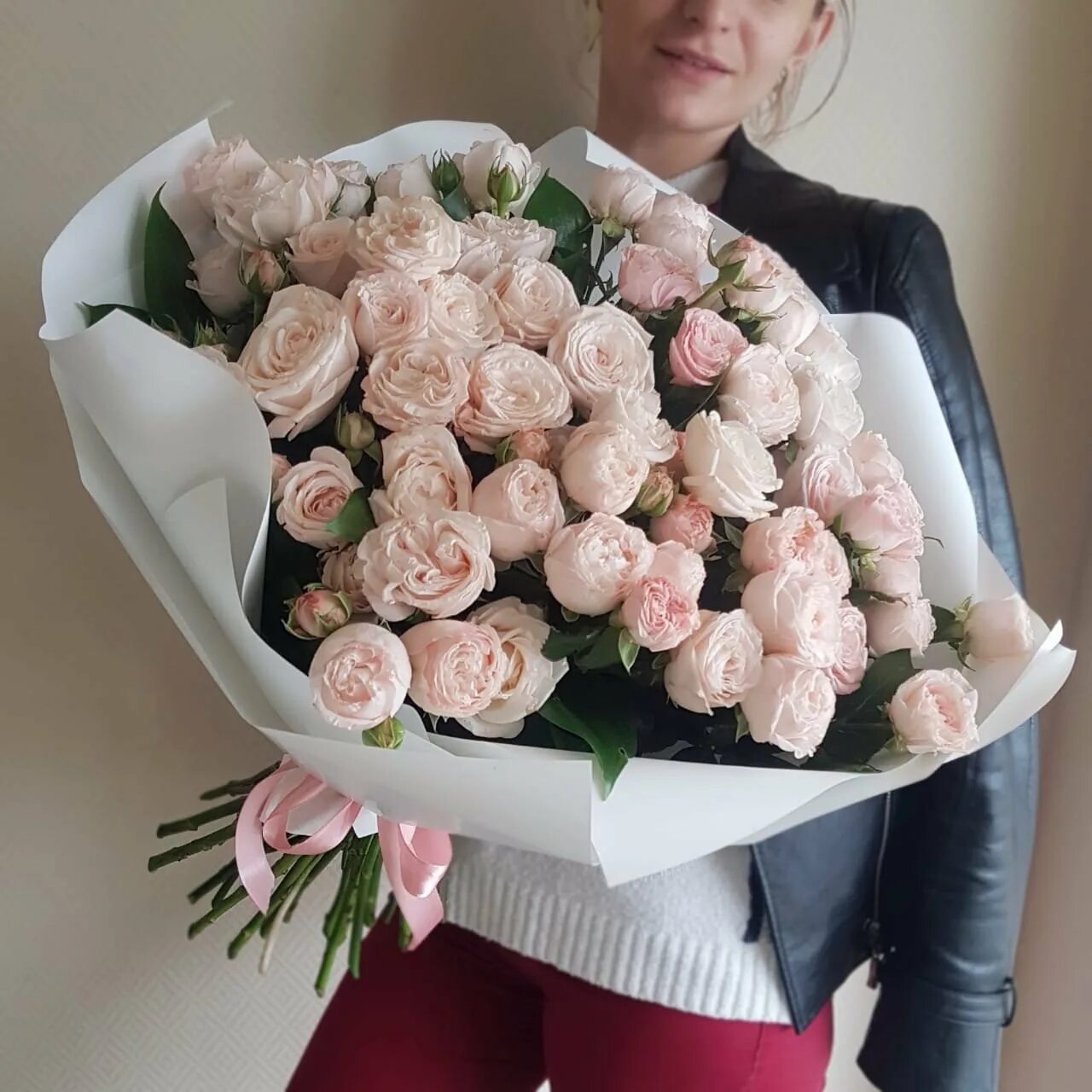 Можно ли дарить букет на свадьбу. Букет кустовых пионовидных роз. букет из 15 пионовидных роз. букет с кустовой розой.