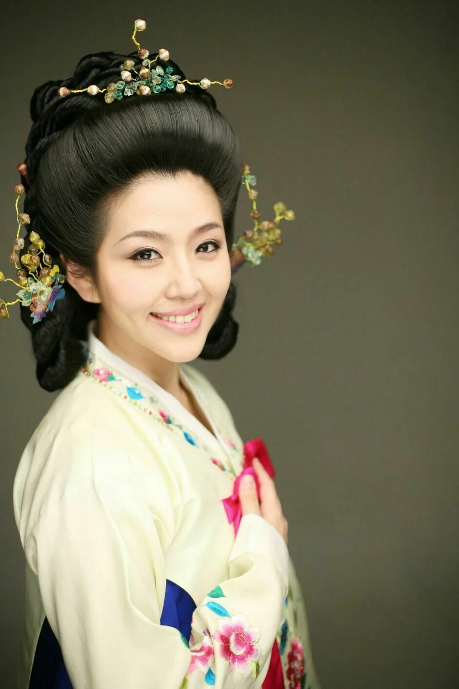 한복 hanbok Korean wedding hair, Traditional hairstyle, Traditional korean hairsty