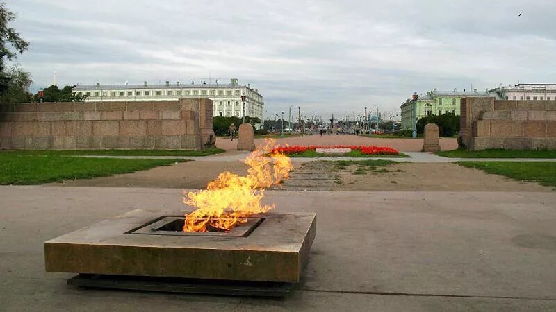 Вечный огонь в петербурге. Вечный огонь на марсовом поле. Вечный огонь марсово поле в санкт-петербурге. Вечный огонь на марсовом поле в санкт-петербурге. Вечный огонь в петербурге.