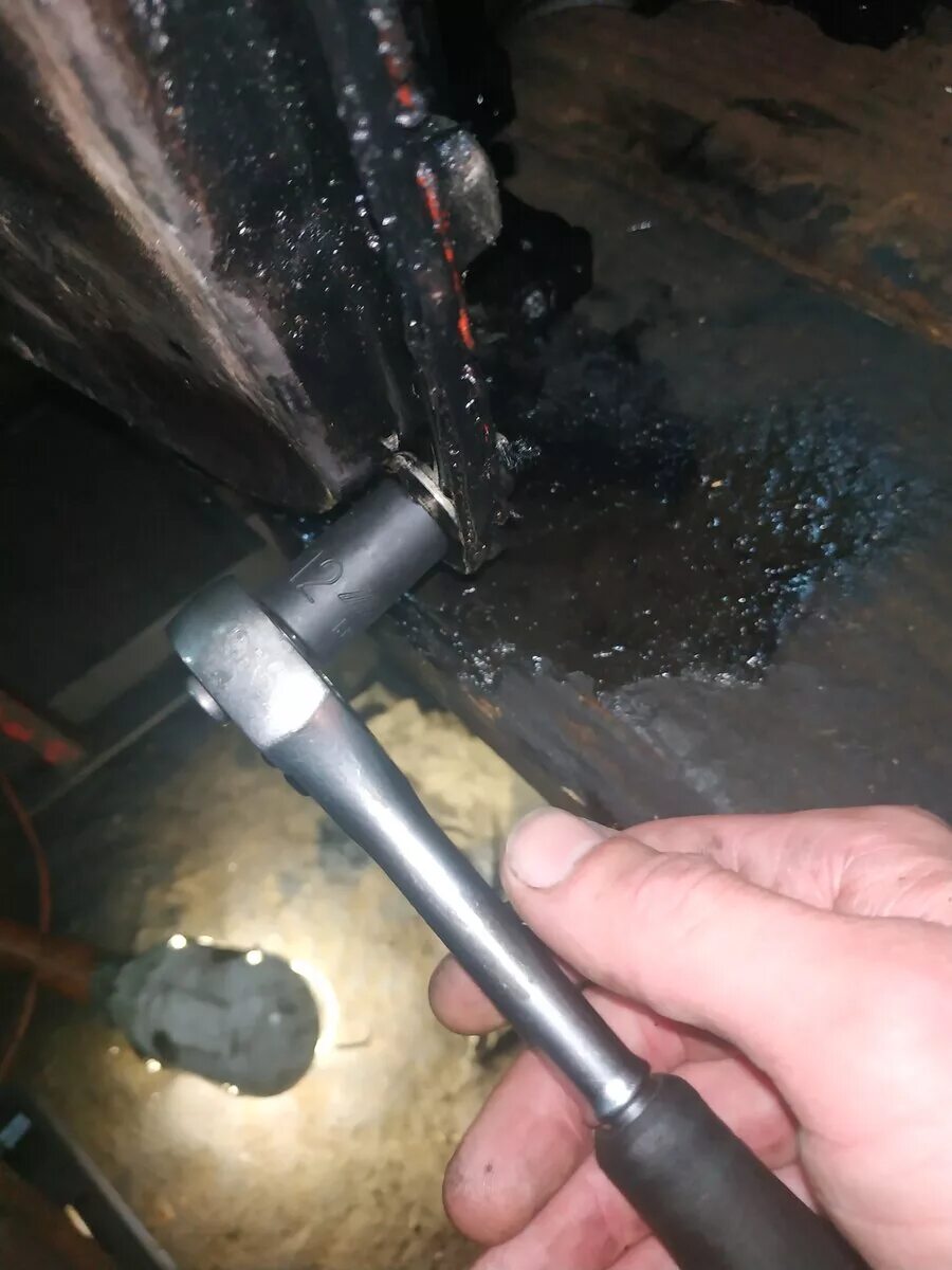 Болт на крестовину звездочка. Высверлить болт. Откручивание резьбы м100. Болт с сорванными гранями. Сорвали шлицы на болте.