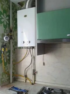 Газовая колонка над газовой плитой